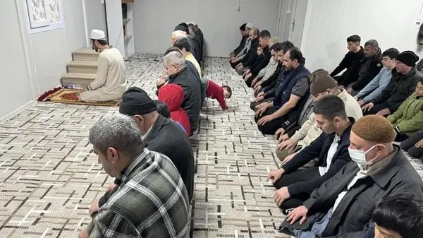 deprem-bolgesinde-ilk-teravih-namazi-kilindi-1710102634792.jpeg Deprem bölgesinde ilk teravih namazı kılındı - 4