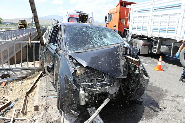 Kayseri’den üzücü kare! Bariyer otomobile ok gibi saplandı: 1 ölü, 4 yaralı - 3