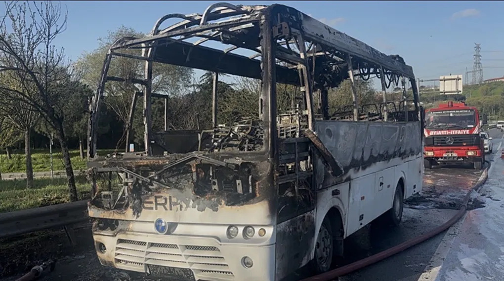Bayrampaşa’da minibüs alevlere teslim oldu
