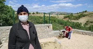 Eşinin mezarına gidemeyen kadına özel izin