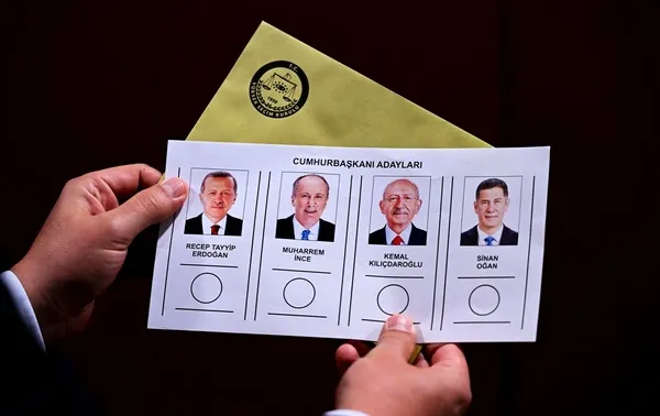 1684445066098.jpg CHP kanalında 7'li koalisyonu yerden yere vurdu! Ersan Şen: Birisi almış vekilleri tanıtıyor öbürü küsmüş sesi çıkmıyor - 1