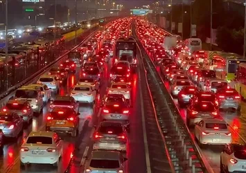 İstanbul'da trafik kilit! Yoğunluk yüzde 71'e ulaştı