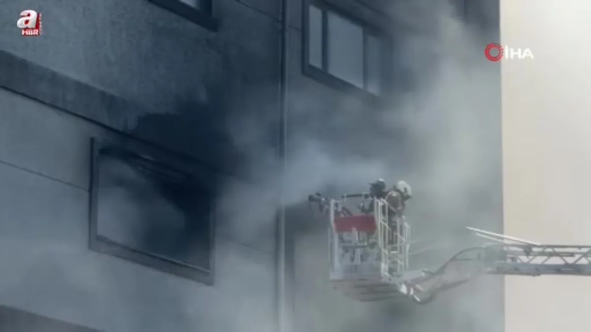 Arnavutköy'deki terlik fabrikasında çıkan yangın söndürüldü