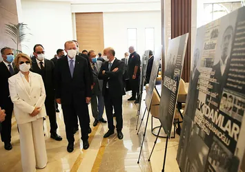 Başkan Erdoğan Tansu Çiller ile birlikte 12 Eylül fotoğraf sergisini gezdi