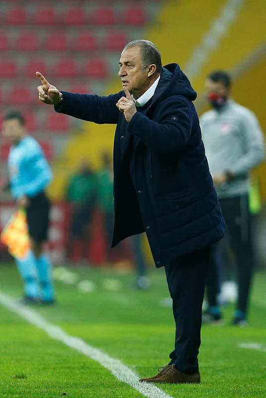 Galatasaray Teknik Direktörü Fatih Terim’den Çaykur Rizespor maçı sonrası MHK’ya eleştiri: Hep bizde deniyorlar böyle ilkleri