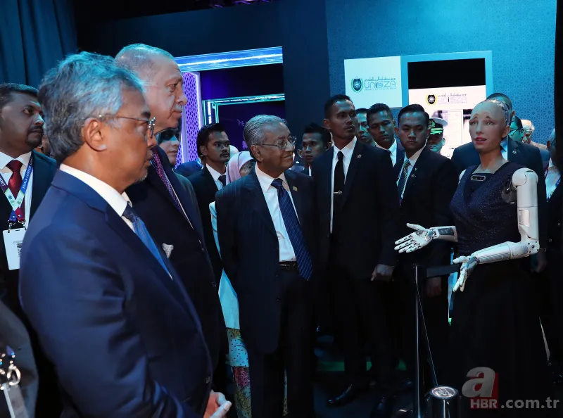 Başkan Erdoğan Kuala Lumpur'da! Oturumun ardından sergi alanını gezdi 5