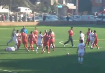 Futbolcular tekme yumruk birbirine girdi!