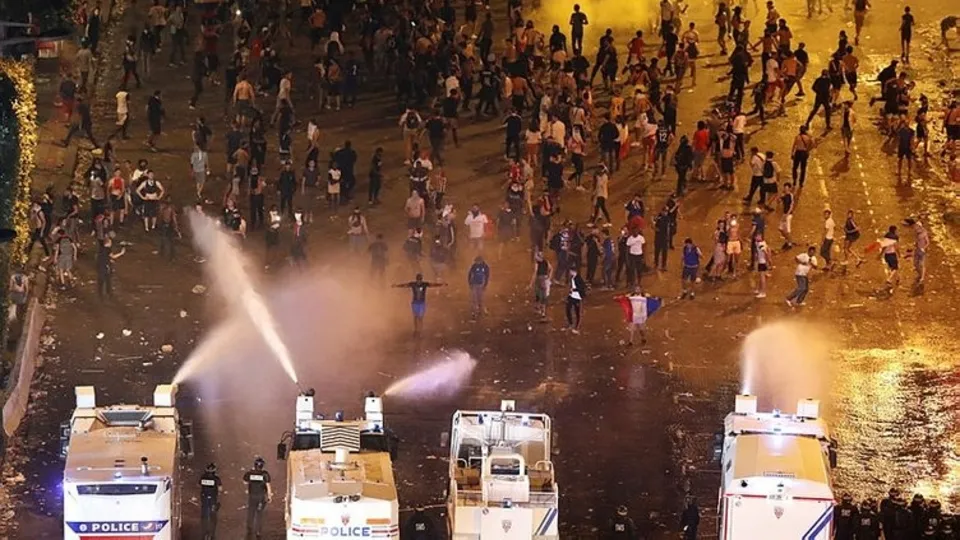 Fransa'da Dünya Kupası kutlamalarında ortalık fena karıştı