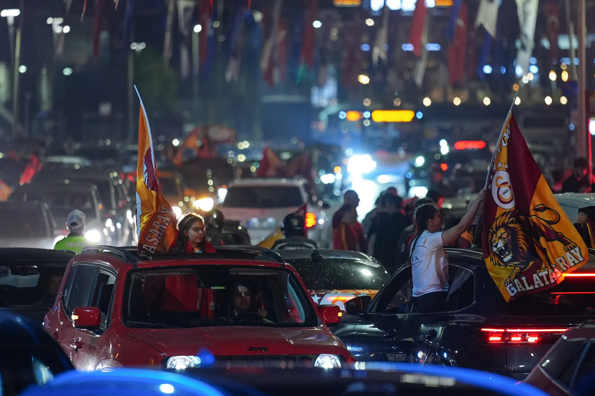 Üsküdar Meydanı’nda ortalık karıştı! Galatasaray’ın kutlamalarında arbede çıktı