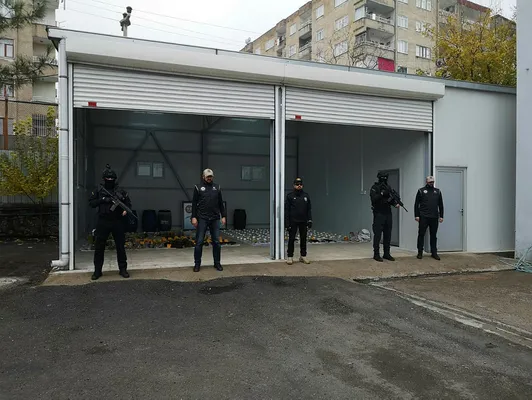 Diyarbakır'da PKK'ya şok operasyon! Yaklaşık 300 kilo patlayıcı ele geçirildi - 1