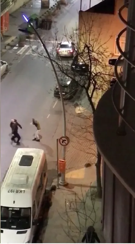 sultangazide-2-surucu-arasindaki-tartisma-kavgaya-donustu-yumruklar-konustu-1641105367284.jpg Sultangazi’de 2 sürücü arasındaki tartışma kavgaya dönüştü: Yumruklar konuştu - 4