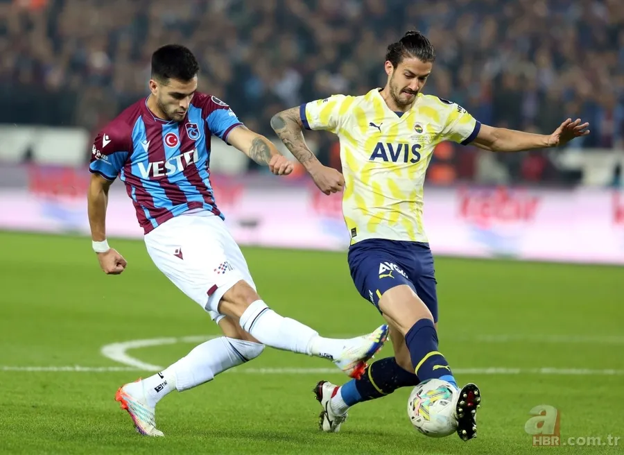 Trabzonspor-Fenerbahçe maçında tribünde Trabzon vurgulu koreografi: "Vatan bölünmez tektir" 17