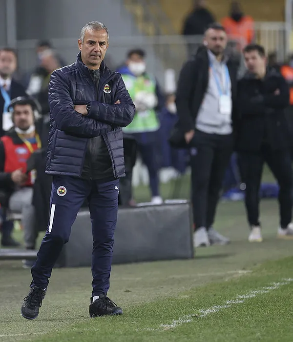 1644099323284.jpg Başakşehir'e kaybeden Fenerbahçe'de teknik direktör İsmail Kartal taraftarlardan özür diledi - 1