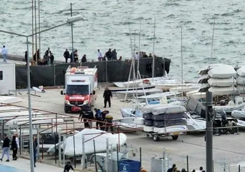 İzmir'de hareketli anlar! Denize düştü yardımına itfaiye yetişti