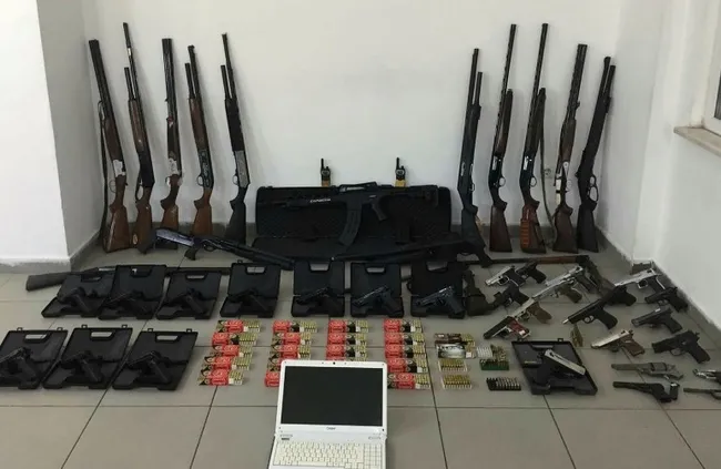 Bursa'da kaçak silah tacirlerine şafak operasyonu! Onlarca silah ve mühimmat.... - 1
