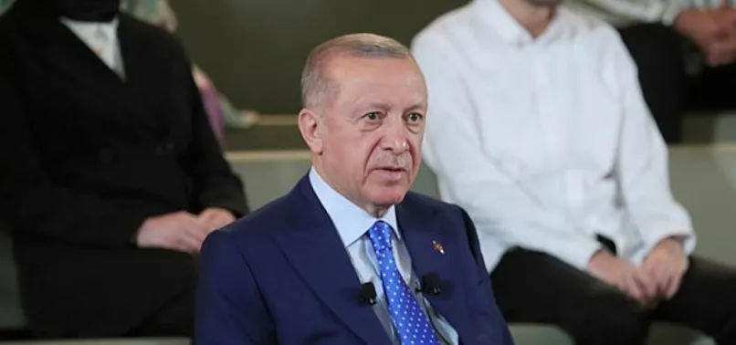 AK Parti Sözcüsü Ömer Çelik Adana'da Başkan Erdoğan'ın katılacağı şölene gençleri davet etti