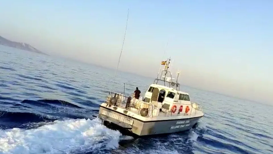Yunan sahil güvenlik botu Türk balıkçı teknesini kurşunladı! Dehşet dolu anlar kamerada