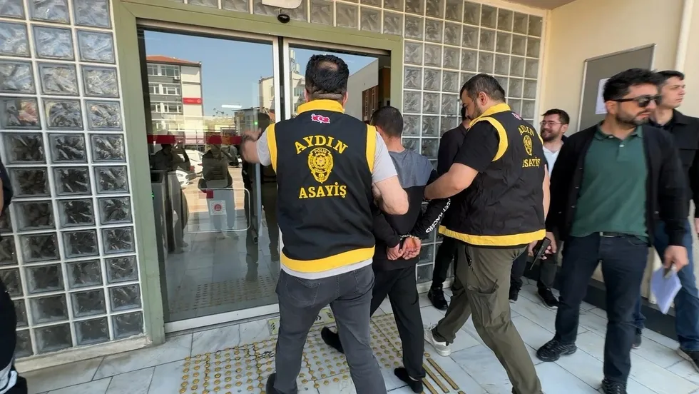 polisleri-gorunce-ayakkabilarini-bile-giymeden-kacmaya-calisti-1776852180425.jpeg Polisleri görünce ayakkabılarını bile giymeden kaçmaya çalıştı - 1