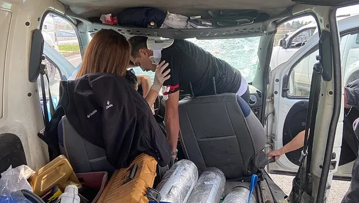 aksarayda-kaza-sonrasi-ilginc-anlar-canini-unuttu-yuzunun-derdine-dustu-yuzum-cok-mu-kotu-1714492548435.jpeg Aksaray'da kaza sonrası ilginç anlar! Canını unuttu: Yüzünün derdine düştü: 'Yüzüm çok mu kötü?' - 1