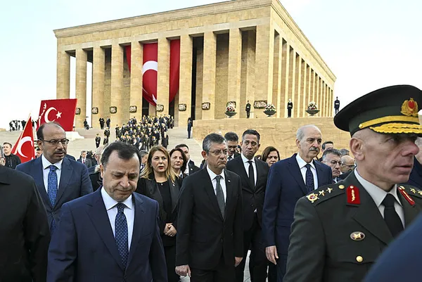 1699627792699.jpg Özgür Özel'in Başkan Erdoğan'a yönelik küstah sözlerine AK Parti'den çok sert tepki: Darbeci arıyorsan aynaya bak! - 5