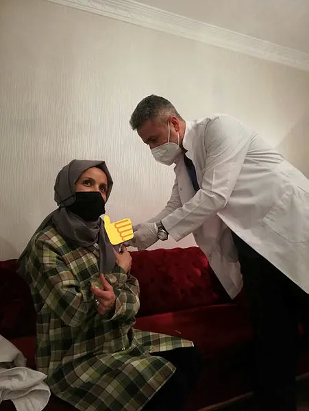 Sağlık Bakanı Fahrettin Koca ikna etti! Anaokulu öğretmeni aşısını oldu - 2