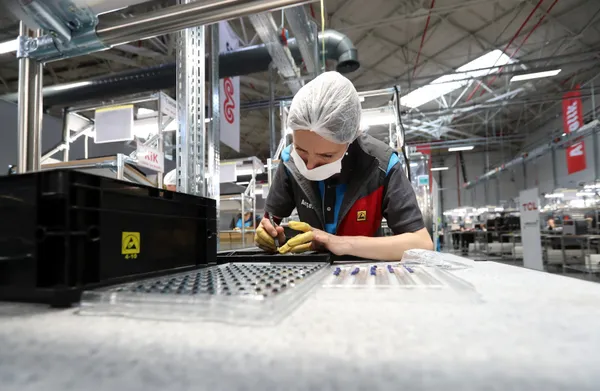 Teknoloji devi TCL Türkiye’de akıllı telefon üretimine başladı