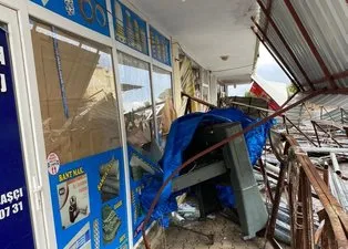 Aniden bastırdı! Antalya doluya teslim oldu: Çatılar uçtu ağaçlar devrildi