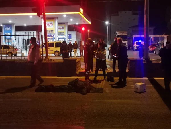 yolun-karsisina-gecmeye-calisan-kadina-tir-carpti-1648274668446.jpg Yolun karşısına geçmeye çalışan kadına TIR çarptı - 1