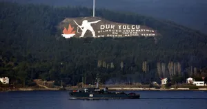 Boğaz’da hareketli anlar! Peş peşe geçtiler