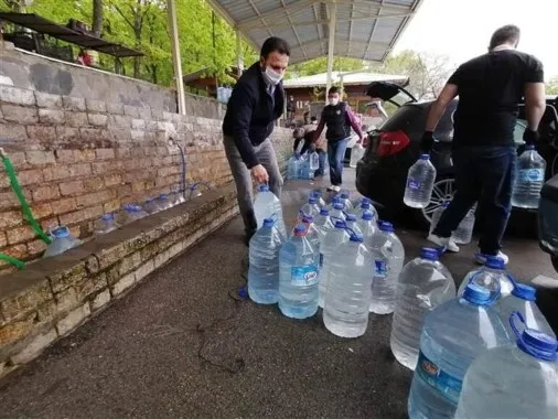 Bursa'da 4 günlük sokağa çıkma yasağı öncesi kilometrelerce 'su' kuyruğu - 3