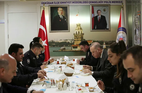 Başkan Erdoğan ve Bakan Süleyman Soylu’dan Çengelköy Polis Merkezi’nde iftar