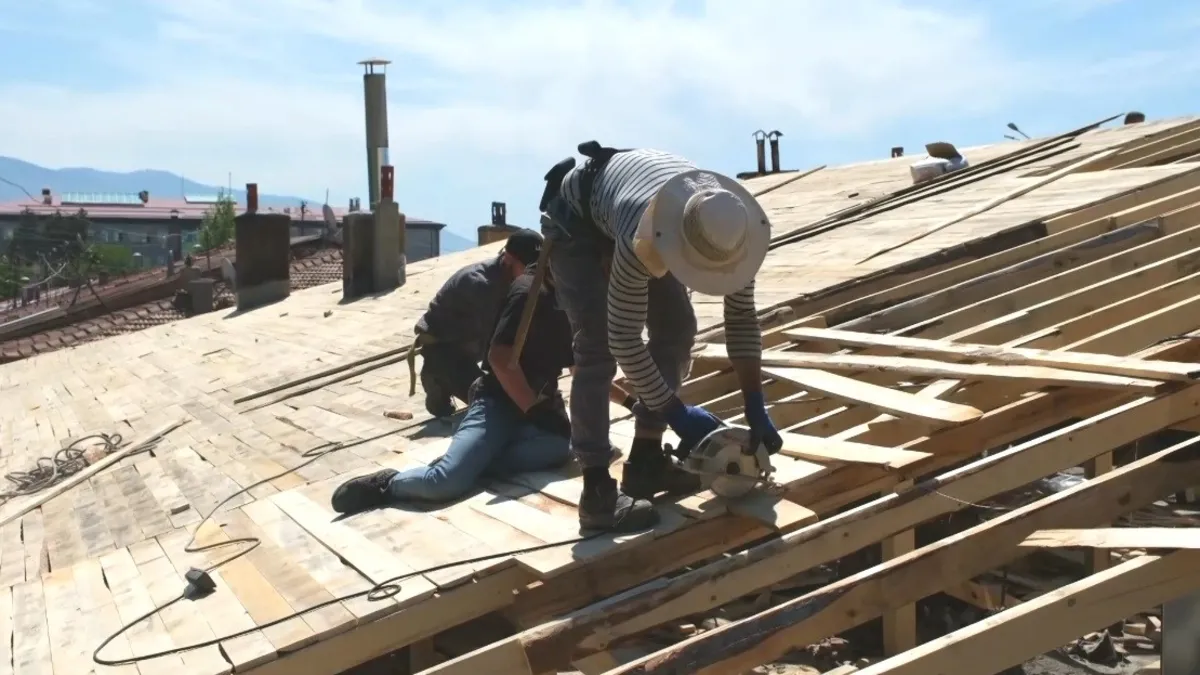 Erzincan’da yangında zarar gören işyeri çatılarında yeniden inşa başladı