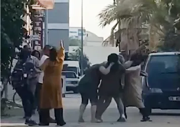 Antalya'da dehşet anları! Aralarına aldıkları kadını darp ettiler...