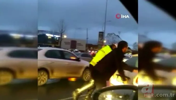 Yolda kalan otomobilin yardımına trafik polisleri koştu! Sosyal medya bu videoyu konuşuyor