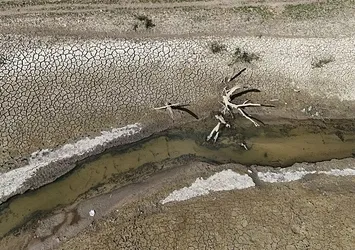 Kazandere Barajı kuruma noktasına geldi