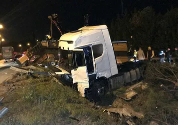 TEM Otoyolu’nda TIR devrildi