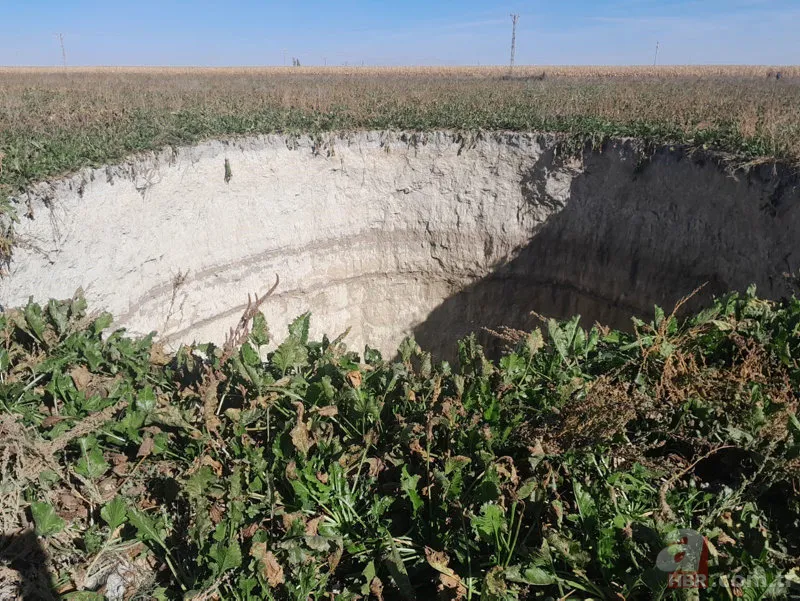 Tarlada endişelendiren görüntü! 27 metre çapında dev obruk oluştu 4