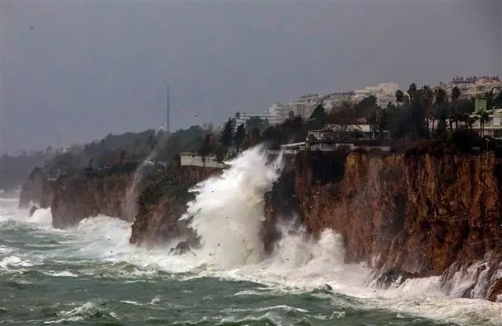 Antalya'yı fırtına yıktı geçti! Uçaklar inemedi, ağaçlar devrildi, araçlar mahsur kaldı