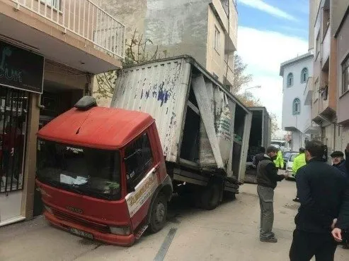 https://iaahbr.tmgrup.com.tr/3d06d5/0/0/0/0/493/370?u=https://iahbr.tmgrup.com.tr/2019/12/09/bursada-balkona-takilan-kamyon-kullanilmaz-hale-geldi-1575884487791.jpg https://iaahbr.tmgrup.com.tr/3d06d5/0/0/0/0/493/370?u=https://iahbr.tmgrup.com.tr/2019/12/09/bursada-balkona-takilan-kamyon-kullanilmaz-hale-geldi-1575884487791.jpg