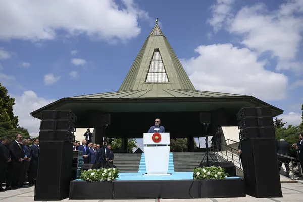 baskan-recep-tayyip-erdogandan-menderesin-kabrine-ziyaret-ulkemizle-ilgili-karanlik-hevesler-basariya-ulasamad-1685190694973.jpg Başkan Recep Tayyip Erdoğan'dan Menderes'in kabrine ziyaret: Ülkemizle ilgili karanlık hevesler başarıya ulaşamadı - 2