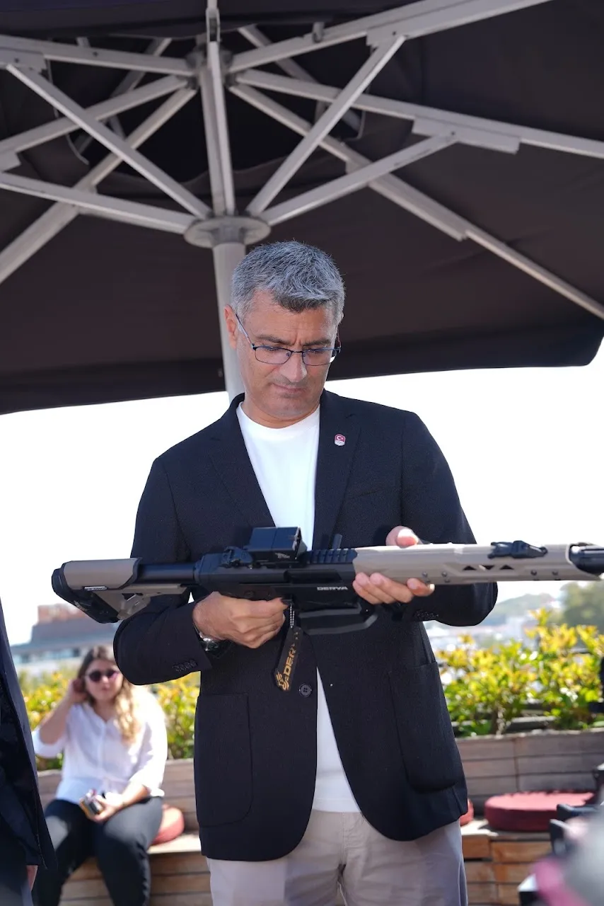 yusuf-dikec-ile-derya-arms-guclerini-birlestirdi-1788548622840.jpg Yusuf Dikeç ile Derya Arms güçlerini birleştirdi - 3