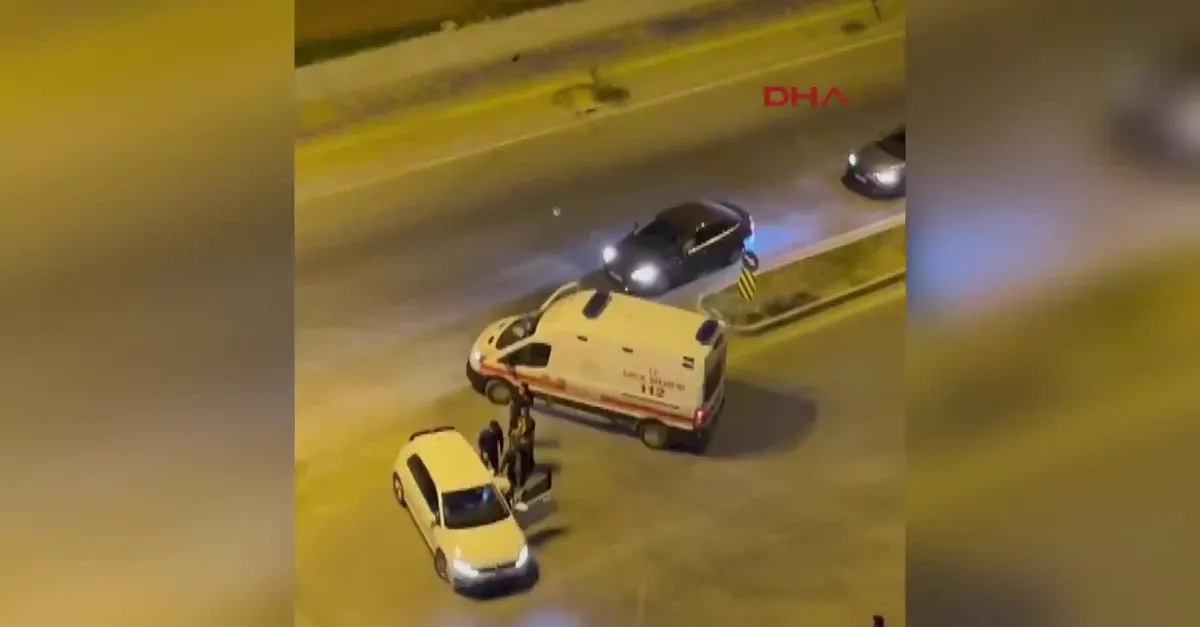 Adana'da ambulansa yumruklu saldırı anı