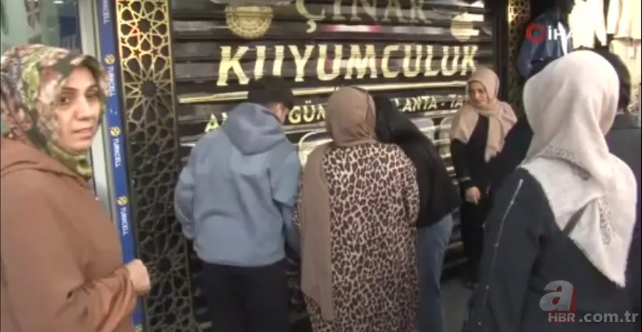 Kuyumcu altınları alıp sırra kadem bastı! Müşteriler dükkanı yağmalamaya çalıştı 2