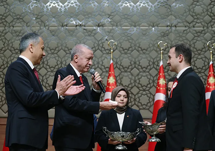 baskan-erdogandan-elitist-zihniyete-tepki-burokratik-oligarsinin-devlet-tasavvurunda-yeri-yoktur-1728910064642.jpg Başkan Erdoğan'dan elitist zihniyete tepki: Bürokratik oligarşinin devlet tasavvurunda yeri yoktur - 6