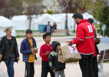 Asrın felaketinin yaraları sarılmaya devam ediyor! Türk Kızılay’ı depremzede çocukları ikram paketiyle sevindirdi