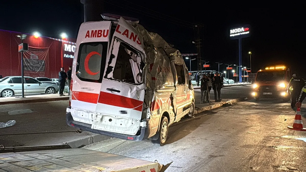 1792777684149.jpg Çorum’da ambulans ile otomobil çarpıştı: 6 yaralı - 1