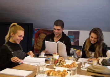 Özcan Deniz, Aslı Enver'de ısrar ediyor