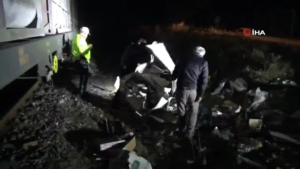 Kamyonet ikiye bölündü! Manisa’da feci kaza