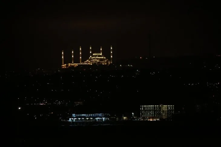 Çamlıca Cami'de ilk ezan okundu