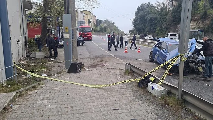 kontrolden-cikti-trafo-binasina-daldi-1-olu-1-yarali-1712903244535.jpeg Kontrolden çıktı trafo binasına daldı: 1 ölü 1 yaralı - 3